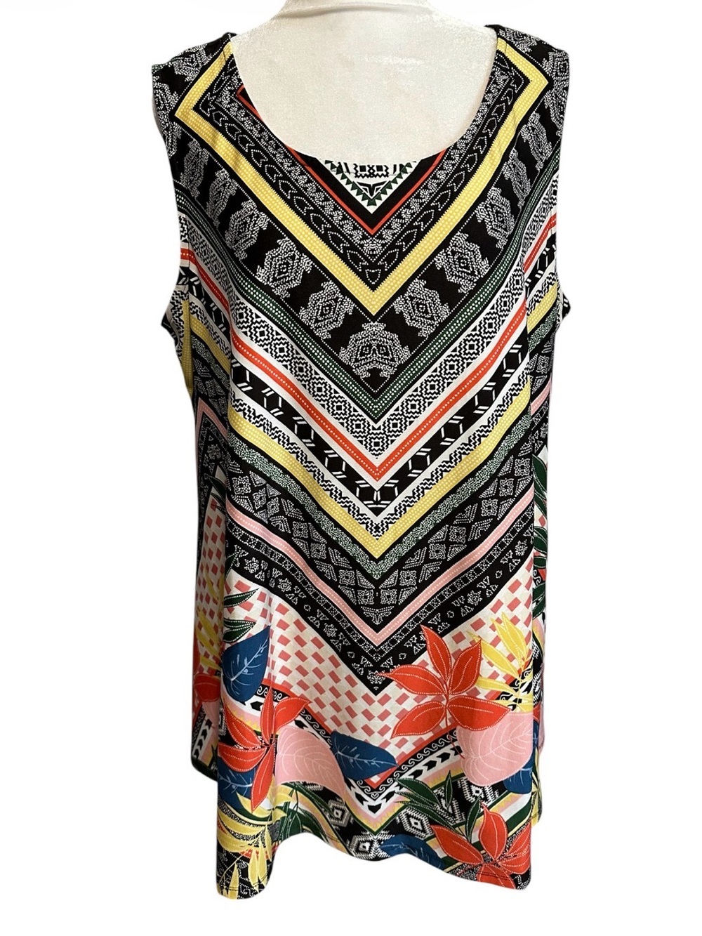 Roz & Ali Black Multi-Color Geometric & Floral V-Neck Tank size 1X